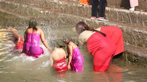 sali nadi एक बिहानै साली नदीमा यस्तो अबस्थामा महिलाहरु nepali women taking holy bath in saali