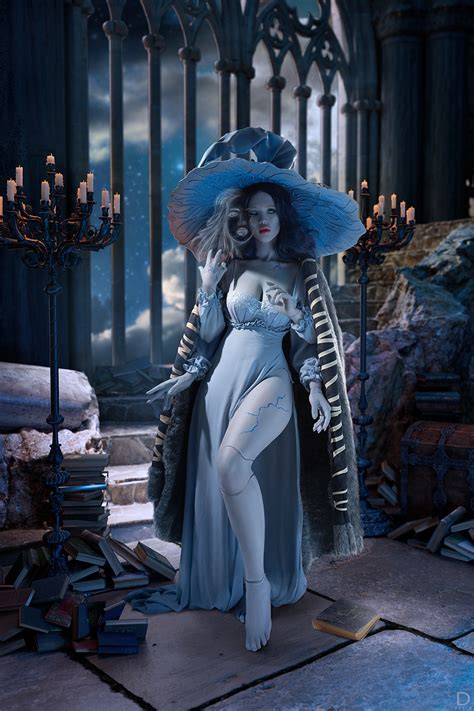 Фото Модель Лада Люмос Lada Lyumos в образе ведьмы Ранни из игры Elden Ring стоит в комнате с