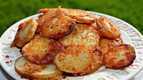 Pommes de terre au parmesan rôties croustillantes sont épiques