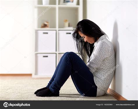 Infeliz Mujer Llorando En El Piso En Casa — Foto De Stock © Syda