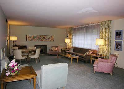 On remarquera la carpette ovale devant la télévision, et l'aspect très massif du design de la vintage eclectic style. Miss Retro's Blog: My Dreams Of A 1950s Living Room