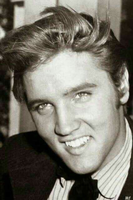 Elvis had fairly straight dark blonde hair when he was young. Natural hair color. (met afbeeldingen) | Filmsterren ...
