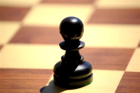 Catur permainan strategi raja bermain ratu potongan papan catur putih pion. Allah Masih Bekerja dalam Hidup Saya