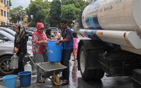 Pemotongan bekalan air ini akan menjejaskan lebih kurang 577 kawasan di daerah klang/shah alam, petaling, gombak, kuala lumpur, kuala langat, dan syabas menasihatkan orang ramai supaya mengambil langkah awal dengan menyimpan air yang mencukupi sebelum tarikh gangguan bekalan. Bekalan air 4 wilayah Selangor pulih 79.5% | Free Malaysia ...