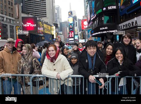 La Foule Souriante Derrière Des Barricades à New York Times Square