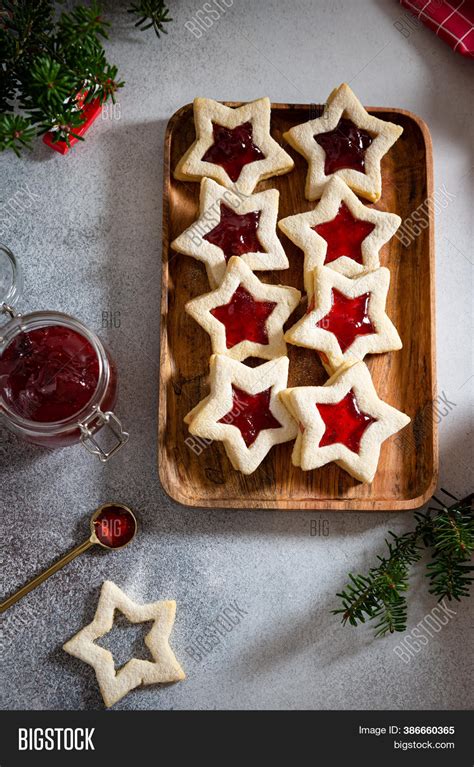 Black currant preserves are traditionally used in the torte and raspberry preserves are most commonly used for the cookies. Austrian Christmas Cookies - 31 Christmas Cookies From ...