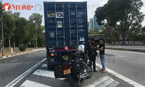 Menyemak saman trafik tertunggak pdrm (polis diraja malaysia), jpj (jabatan pengangkutan jalan) dan automated enforcement system (aes) boleh dilakukan dengan mudah sekarang. Video: 25 heavy vehicle drivers get 'saman' in joint ...