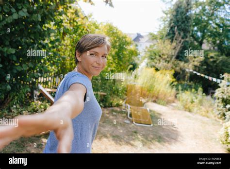 Woman Turning Around High Resolution Stock Photography And Images Alamy