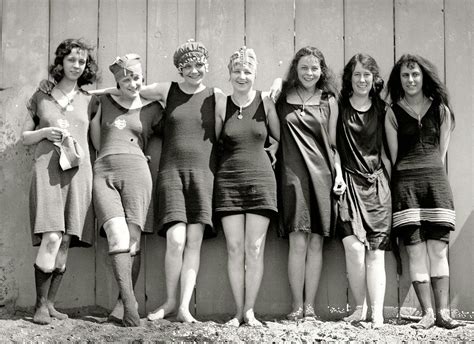 baigneuses sur le potomac en 1920 1920s swimsuit bathing costumes summer fashion beach