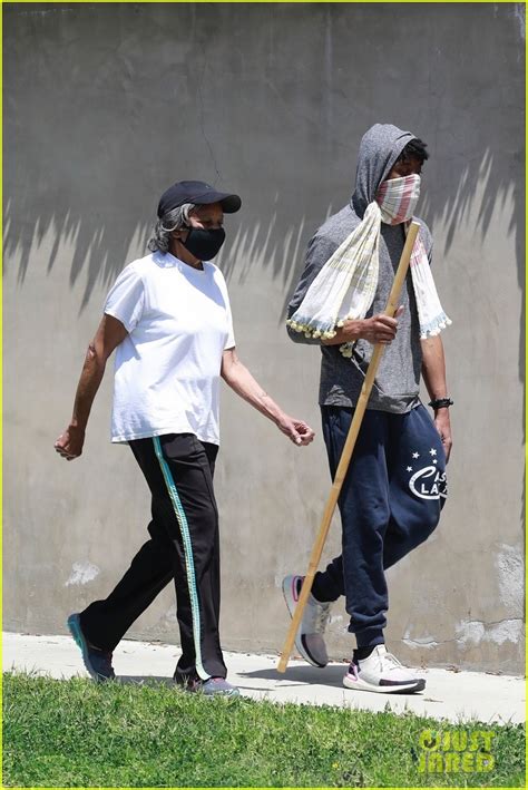 Chadwick boseman fans have expressed their concern after it appeared that their favorite actor had lost a considerable amount of weight. Chadwick Boseman Walks With a Walking Stick After Fans ...