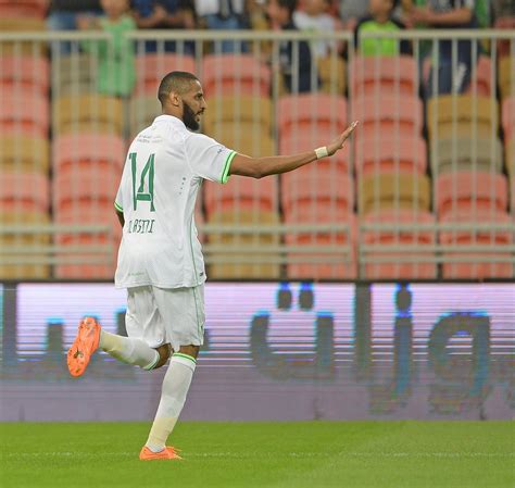 تجددت إصابة مهند عسيري لاعب الأهلي ومنتخب السعودية، بخشونة الركبة، وبات من الضروري التدخل جراحيا بشكل عاجل. مهند عسيري يهز شباك تراكتور | صحيفة المواطن الإلكترونية