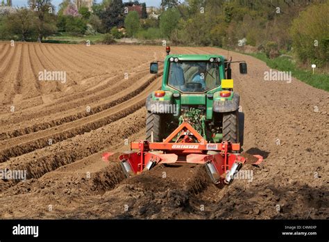 Tracteur Agricole De Travail Avec Des Machines Pour Faire Des Sillons
