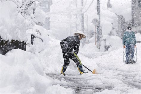 In Photos Heavy Snowfall In Parts Of Kashmir Us Japan News Photos