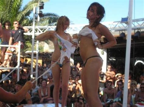 See more of spring breakers on facebook. Wet t-shirt competition @ FarOut - Bild von Ios, Kykladen ...