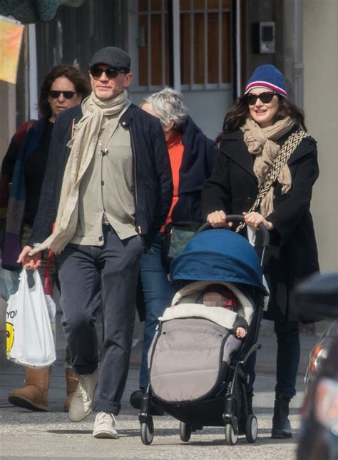 Daniel Craig And Rachel Weisz Take Their Babe For A Stroll In New York City April