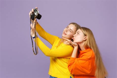 Duas Tenras Meninas De Irmãs Gêmeas Loiras Fazendo Selfie Tiro Na Câmera Fotográfica Vintage