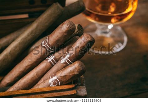 20 606 imágenes de cuban cigar imágenes fotos y vectores de stock shutterstock