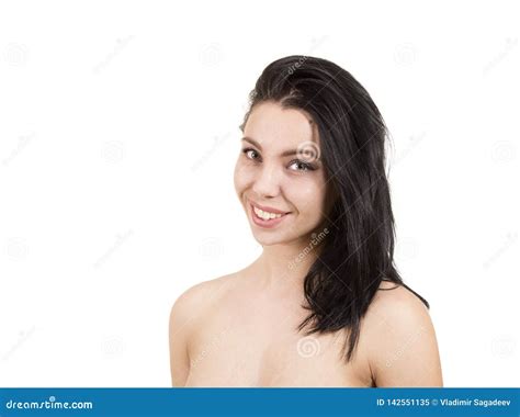 portret van een naakte jonge glimlachende vrouw met lang haar en make up stock afbeelding