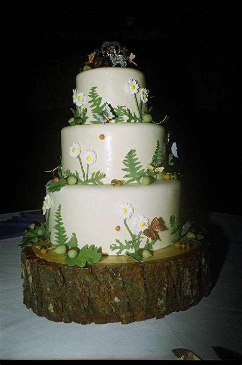 For The Enchanted Forest Type Wedding The Cake Stand Is Perfect