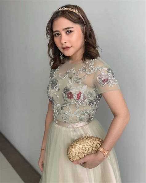 Kacamata hitam dan rambut dikuncir adalah paduan yang kece saat menikmati pantai yang tenang. 10 Inspirasi Gaya Rambut Pendek Prilli Latuconsina ini Cocok Buat Sehari-hari