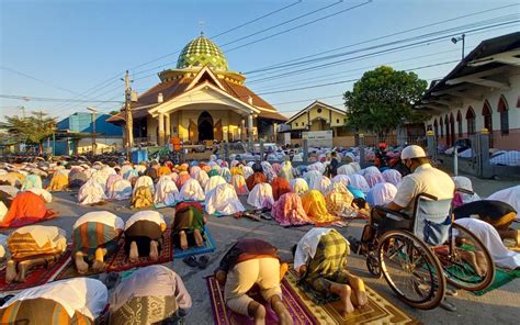 Foto Warga Kuningan Semarang Gelar Sholat Idul Adha Dengan Prokes Di