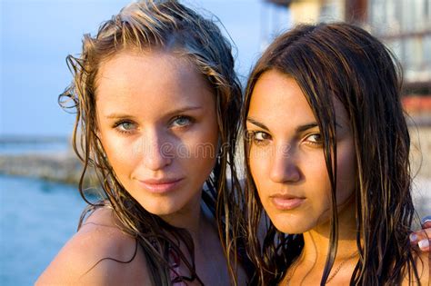 portret van twee meisjes op zee stock foto image of vriendschap vakantie 98814820