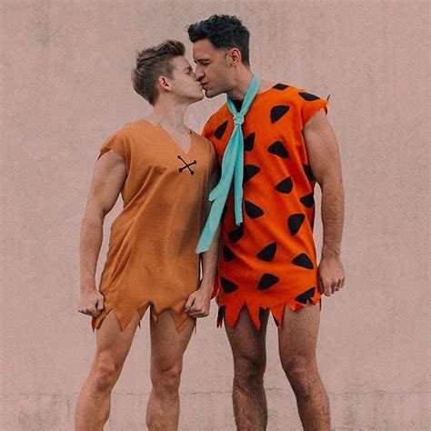 Limage Contient Peut être 2 Personnes Personnes Debout Gay