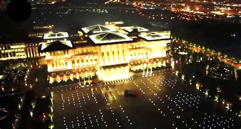 Die bisherigen repräsentativbauten des staates seien «der der «ak saray» mit tausend zimmern und einer gesamtfläche von mehreren hunderttausend. Kurioser Werbefilm: Erdoğans illegaler Prunk-Palast