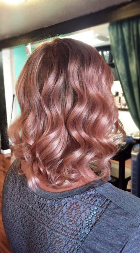 Colore capelli la tendenza metallic pink è tra le tinte più originali Coloración de