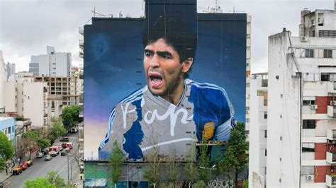 Pintan Un Gigantesco Mural De Maradona En Un Edificio De 12 Pisos En Argentina Cnn Video