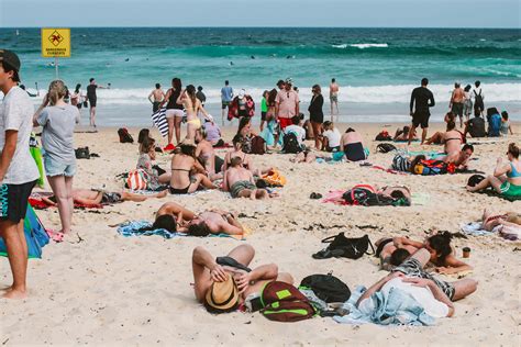 gambar people on beach pantai sun tanning liburan pasir kesenangan musim panas
