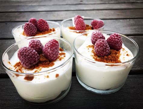 VERRINES MOUSSE FROMAGE BLANC 0 FRAMBOISES ET MIETTES DE SPÉCULOS