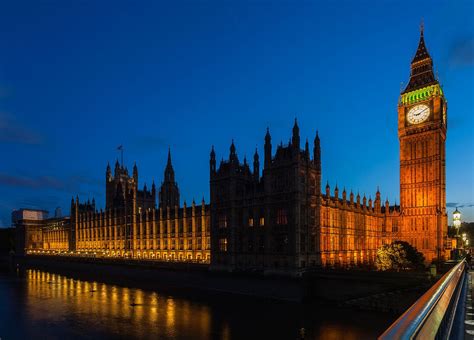 Inglaterra - El Banco Central De Inglaterra Reduce Las Tasas De Interes