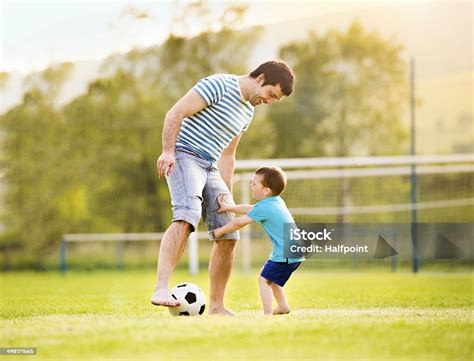 Padre E Hijo Jugando Al Fútbol Foto De Stock Y Más Banco De Imágenes De