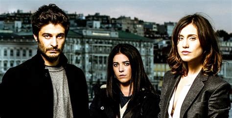 Una produzione indigo in collaborazione con rai fiction in associazione con about premium l'attore protagonista della fiction di rai uno annuncia puntate intriganti: La porta rossa, quinta puntata 15 marzo. Anticipazioni fiction