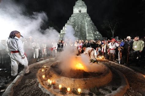 Mayas Guatemaltecos Inician Ceremonia De Fuego Para Recibir Nueva Era