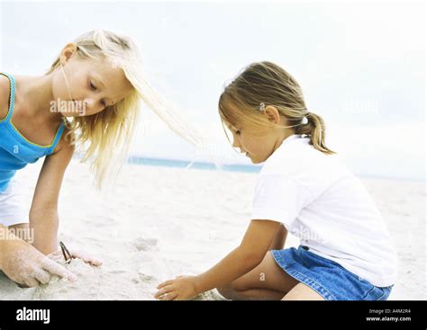 Zwei Mädchen Spielen Im Sand Stockfotografie Alamy