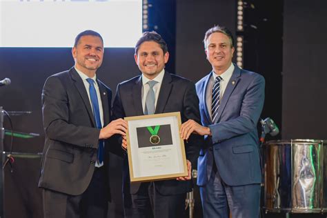 Juscelino Filho recebe medalha por atuação em prol da educação O