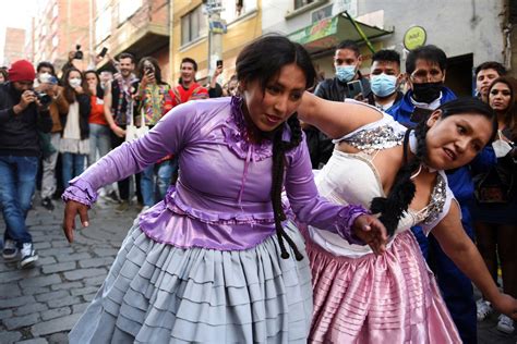 Cholita Wrestlers Bolivias Female Fighters Put On A Show In Pictures