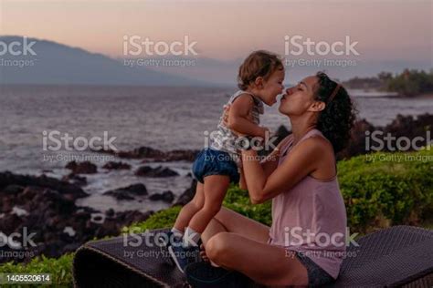 야외에서 시간을 즐기는 사랑하는 엄마와 딸 가족에 대한 스톡 사진 및 기타 이미지 가족 커플 해변 istock