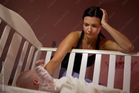 Mother With Baby Suffering From Post Natal Depression Stock Foto