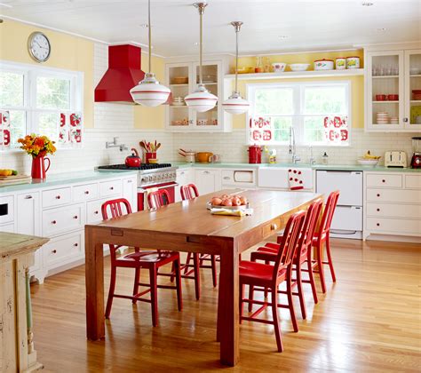 Finissez la journée en douceur avec une boisson au bar red and white. The Best and Worst Colors to Paint Your Kitchen - Paint ...