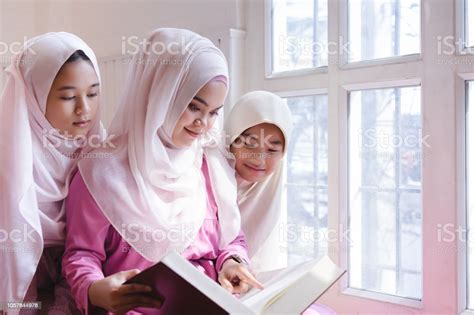 Ibu Dan Putri Muslim Asia Yang Cantik Membaca Kitab Suci Al Quran Kitab