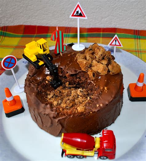 Dieses leichte rezept für einen bunten kuchen für die kinderparty wird innerhalb kurzer zeit zubereitet. Geburtstagskuchen-Baustelle | Desserts ohne backen ...