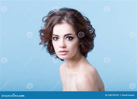 Retrato De Mujer Sensual Desnuda Elegante Con Peinado Y Maquillaje De Fondo Azul Imagen De