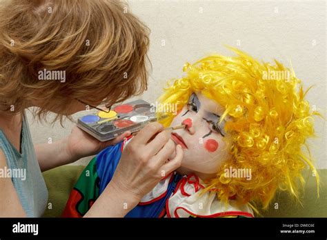 Joven Vestido Como Un Payaso Obteniendo Su Rostro Pintado Por Su Madre