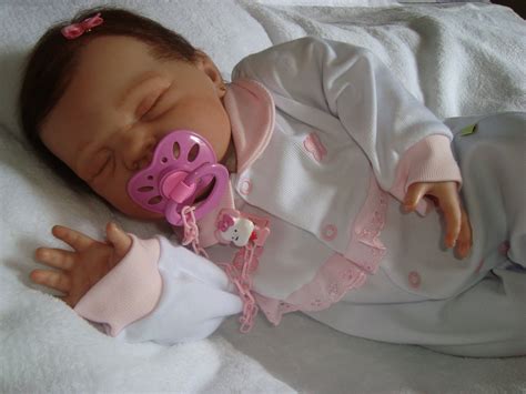 fotos de bebê reborn de olho fechado sobre os olhos