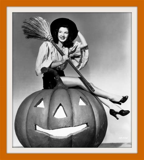 17 Vintage Halloween Pin Up Girls From The 30s And 40s For A Different