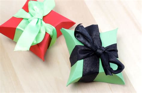 Así que la podemos llamar «la maleta de la felicidad» 🙂 Cómo hacer cajas de regalo con cartulinas | Manualidades