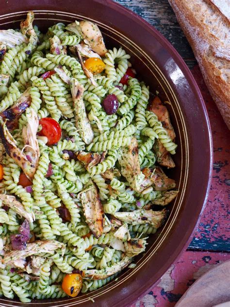 Ordentlig God Pastasalat Med Pesto Kylling Og Tomater Mat P Bordet